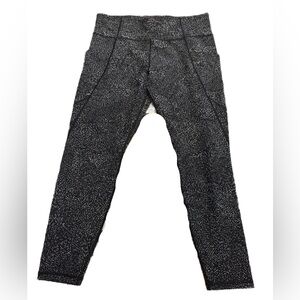 Athleta Black and White Salutation Stash Pocket Tight XL 25”